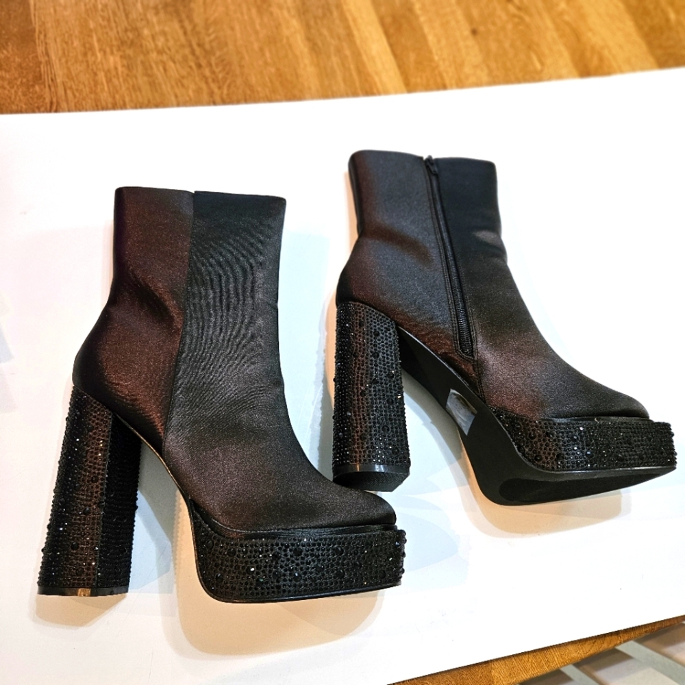 Sariya Black Glitter Heeled Boots, NIB.